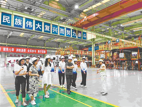 實(shí)踐團(tuán)參觀(guān)中車(chē)廣東軌道交通車(chē)輛有限公司。