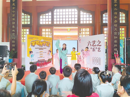 專業(yè)老師現(xiàn)場(chǎng)演示粵劇的水袖輕揚(yáng)、花槍翻飛。