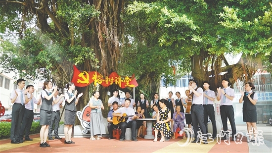 農(nóng)行員工與當(dāng)?shù)鼐用裥倪B心、手牽手。