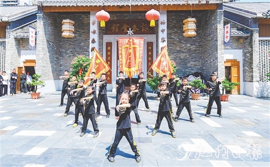 參演者一招一式如行云流水，生動(dòng)展現(xiàn)詠春拳的剛?cè)岵?jì)與靈活多變。