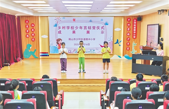 沙坪街道樓沖小學(xué)在“鄉(xiāng)村學(xué)校少年宮”活動(dòng)中開設(shè)傳統(tǒng)文化類課程，悠揚(yáng)笛聲浸潤(rùn)學(xué)生心靈。