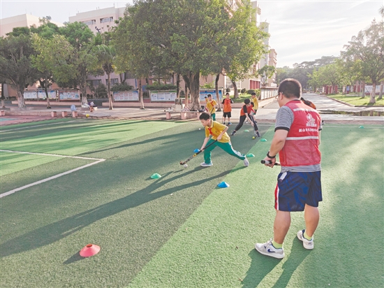 為了讓學(xué)生在暑假期間也能強(qiáng)身健體、提升體育素養(yǎng)，共和鎮(zhèn)中心小學(xué)有效利用學(xué)校場(chǎng)地優(yōu)勢(shì)，積極打造多種體育運(yùn)動(dòng)類課程，點(diǎn)燃學(xué)生的夏日運(yùn)動(dòng)激情。