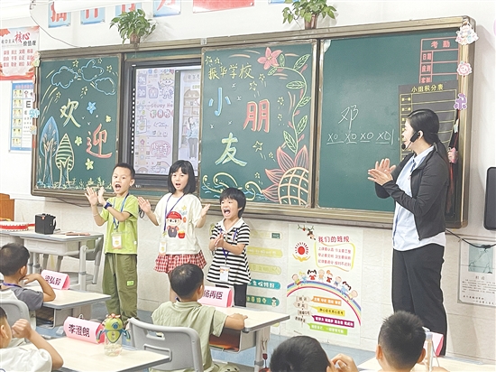 課堂上，教師通過(guò)簡(jiǎn)單易懂的講解和互動(dòng)環(huán)節(jié)，幫助小朋友們快速融入小學(xué)校園生活。
