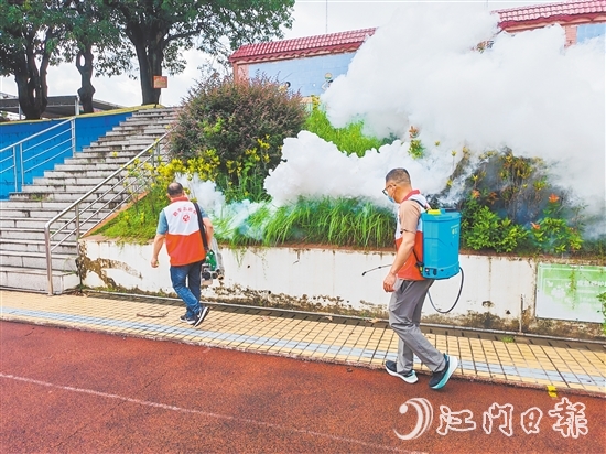 行動中，志愿者分工協(xié)作，清理蚊蟲孳生地，開展消殺工作。