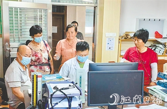 李國強(qiáng)（右一）