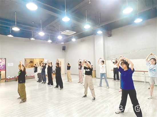 “文明（青年）夜?！弊屇贻p人下班后的時光變得充實又有趣。