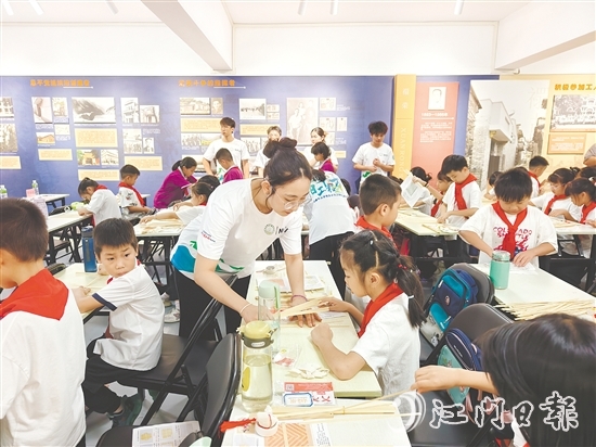 團(tuán)恩平市委攜手“青年大學(xué)生突擊隊”下鄉(xiāng)服務(wù)，組建充滿活力的“官方帶娃團(tuán)”，把“夏日課堂”開設(shè)到群眾最需要的地方。