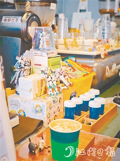 “源石珈啡”店內(nèi)擺放了客人珍藏的手辦，咖啡香里藏著童心與回憶。