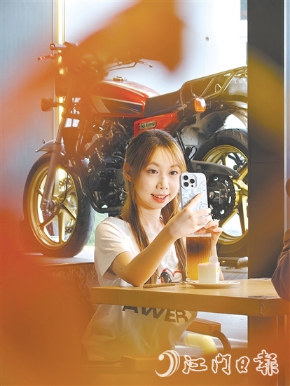 不少機(jī)車愛好者在“MORKE摩可咖啡”與經(jīng)典機(jī)車合影。