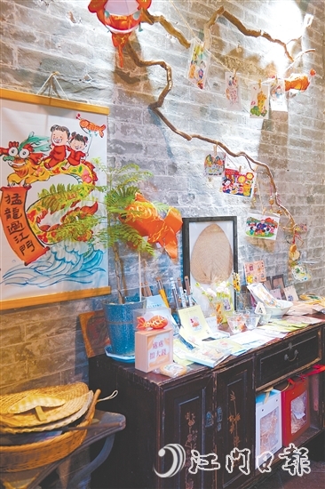 “黃家巷9號咖啡”店內(nèi)展示了各種五邑文創(chuàng)產(chǎn)品。