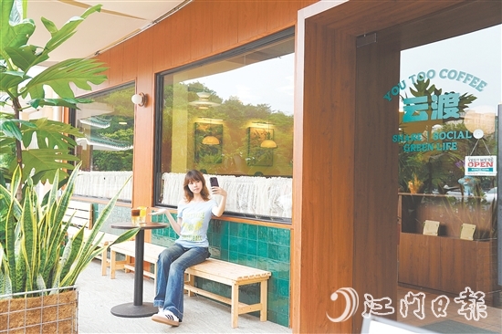 “云渡咖啡”以法式自然風(fēng)為設(shè)計基調(diào)，隨便一拍，都是森系電影大片的感覺。