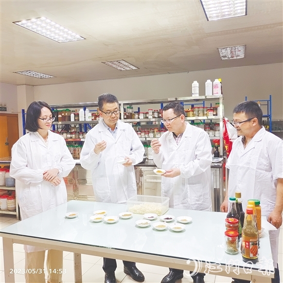 陳杰（右二）和同事仔細(xì)比對新研發(fā)產(chǎn)品的各項指標(biāo)。