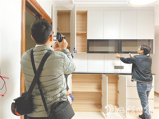 公證處工作人員為某個(gè)體戶提供證據(jù)保全公證服務(wù)。