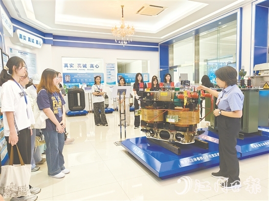 在海鴻電氣有限公司負(fù)責(zé)人的講解下，大學(xué)生對(duì)企業(yè)運(yùn)營(yíng)和管理有了更清晰的認(rèn)識(shí)。