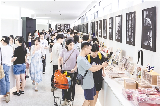 位于開平市塘口鎮(zhèn)的先鋒天下糧倉書店游人如織。