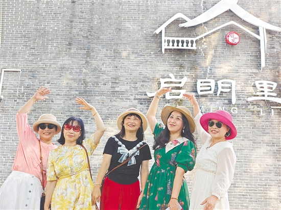 不少游客趁著假期前來蓬江區(qū)啟明里游玩打卡。