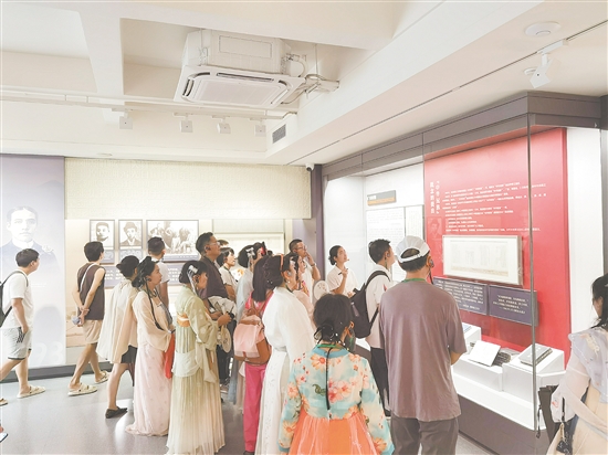 慕名到梁啟超故居紀(jì)念館參觀的游客絡(luò)繹不絕。