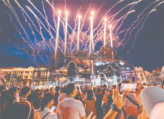 暑假期間，赤坎華僑古鎮(zhèn)推出夏日焰火音樂會，為游客帶來更豐富的游玩體驗(yàn)。