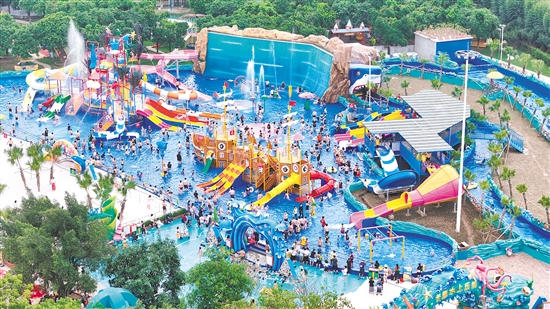 江海區(qū)長廊生態(tài)園水上樂園游客眾多，“熱度”十足。景區(qū)供圖