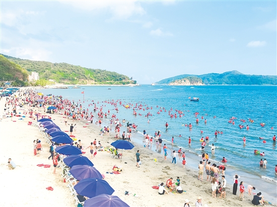 夏日炎炎，不少游客來到臺山市川島鎮(zhèn)川山群島沖浪消暑。川島鎮(zhèn)供圖