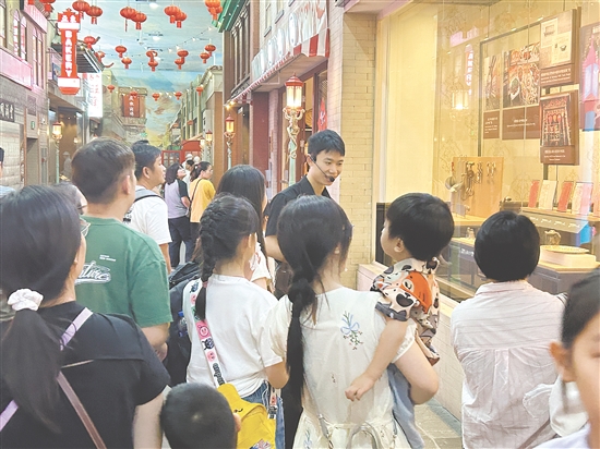 中國僑都華僑華人博物館吸引眾多市民游客前來參觀。