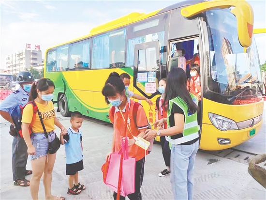 學(xué)生有序走下“定制公交”。