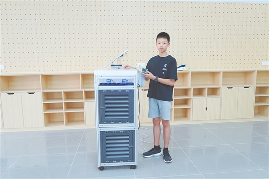 張馭和“苔蘚空氣質(zhì)量清潔器”合影。