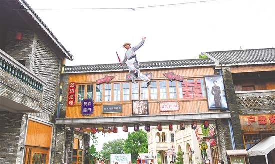 江門(mén)古勞水鄉(xiāng)旅游區(qū)《黃飛鴻與十三姨》表演。