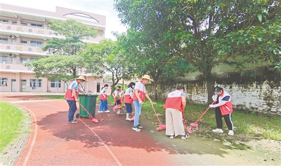 黨員教師清理垃圾。
