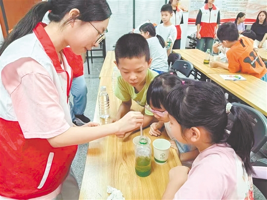 孩子們觀摩“密度的秘密”科學(xué)實驗。