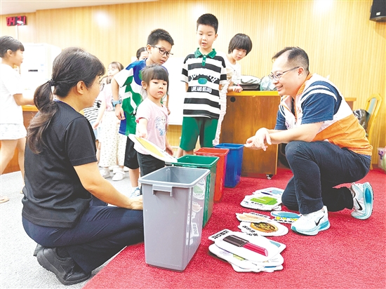 孩子讓電池、果皮等常見(jiàn)垃圾找到正確的“歸宿”。