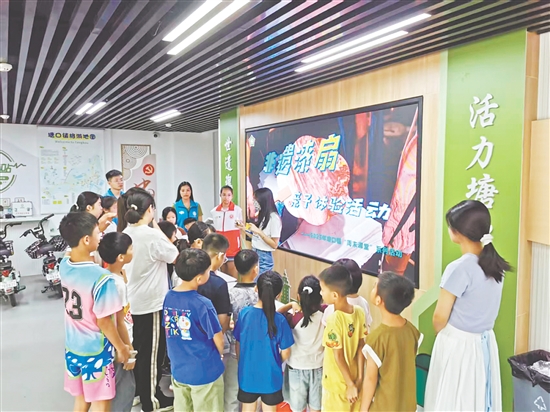 老師通過高清圖片與生動講解，帶領(lǐng)青少年了解漆扇制作工藝。