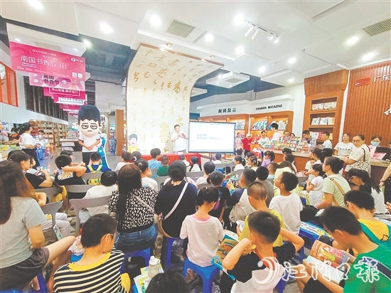 在新會(huì)新華書店舉辦的《開心錘錘趣味百科》名家分享會(huì)吸引大批讀者參加。
