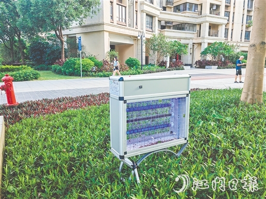 在保利西海岸云海軒，滅蚊燈成為守護(hù)小區(qū)的“衛(wèi)士”。