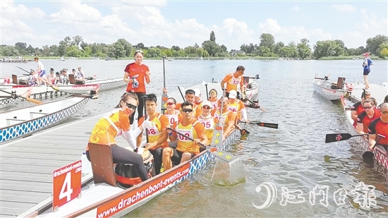 泓達(dá)堂帶著“陳皮+龍舟”這一獨(dú)特的文化IP，在多個(gè)國(guó)際賽場(chǎng)劈波斬浪。