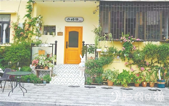 平湖路小區(qū)改造后，陸續(xù)引入咖啡店、烘焙店等新興業(yè)態(tài)。