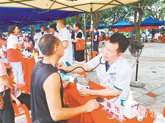 專家為市民提供專業(yè)暖心的健康服務(wù)，全天共惠及群眾800余人次。