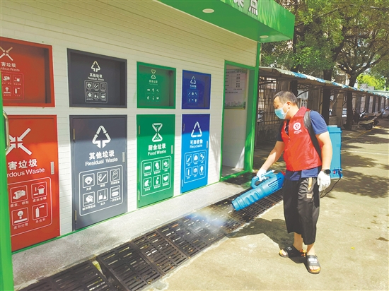 工作人員對校園及周邊蚊蟲易孳生場所進行全面消殺。