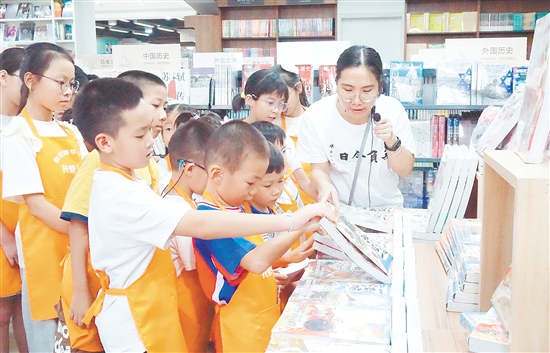 孩子們沉浸式體驗(yàn)圖書管理員的日常工作。