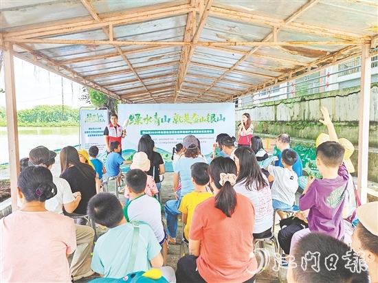 志愿者向親子家庭講解鳥類相關知識。