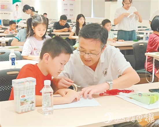 親子家庭在沙坪街道雁山社區(qū)黨群服務(wù)中心參加閱讀活動(dòng)。