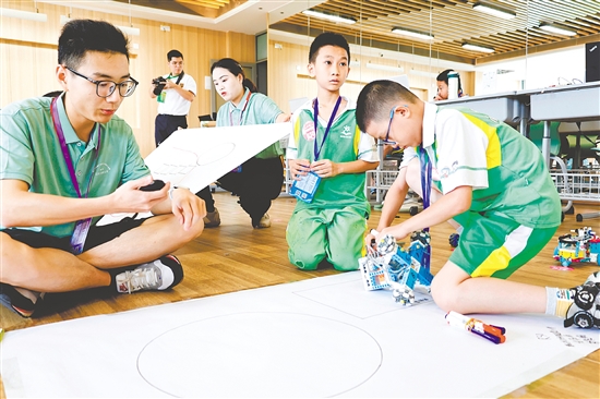 沙坪街道第三小學組織學生參加校內(nèi)外各類科創(chuàng)活動。