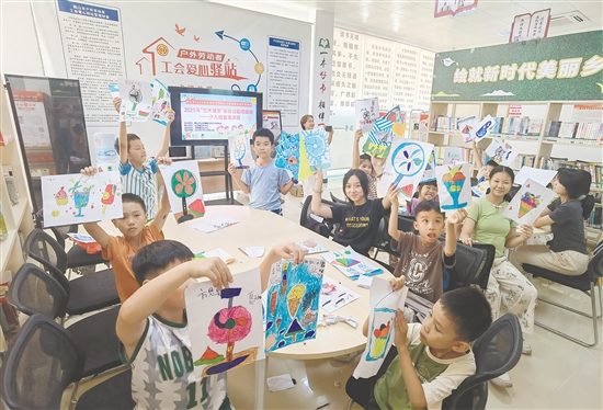 暑假公益培訓(xùn)班為孩子們提供一個(gè)免費(fèi)、優(yōu)質(zhì)的藝術(shù)啟蒙與實(shí)踐平臺。