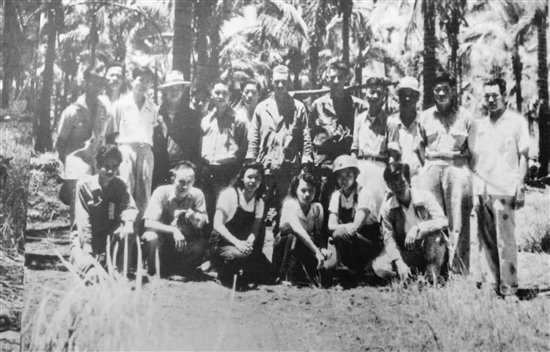 1945年4月30日，菲律賓華僑各界前線慰問(wèn)團(tuán)與美軍第十一空運(yùn)師及“華支”戰(zhàn)士留影。