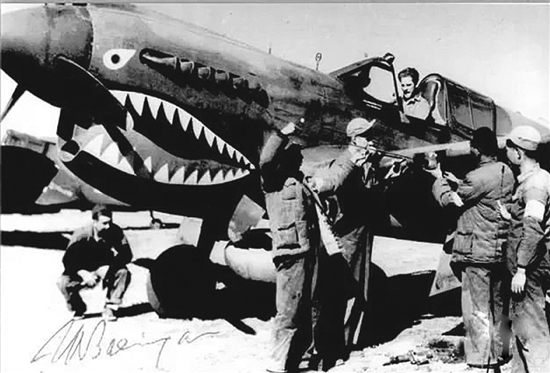 飛虎隊(duì)將飛機(jī)頭漆成鯊魚(yú)頭圖案，以震懾日軍。