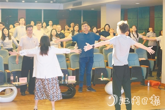 馮曉青邀請學(xué)員一起做解壓操。