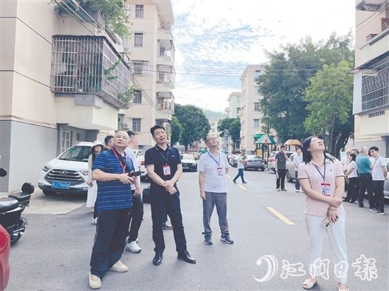 人大代表們視察老舊小區(qū)改造情況。