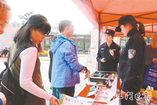 禁毒宣傳攤位上，民警為群眾答疑解惑。