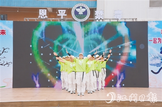 恩平市禁毒部門通過“健身+禁毒”的創(chuàng)新形式，將禁毒宣傳融入健身活動、體育賽事。