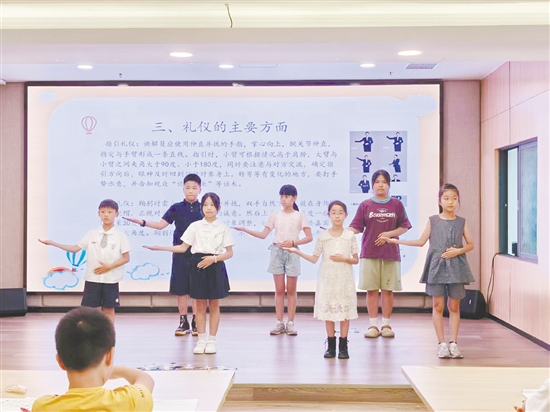 少年文物講解員接受禮儀培訓(xùn)。